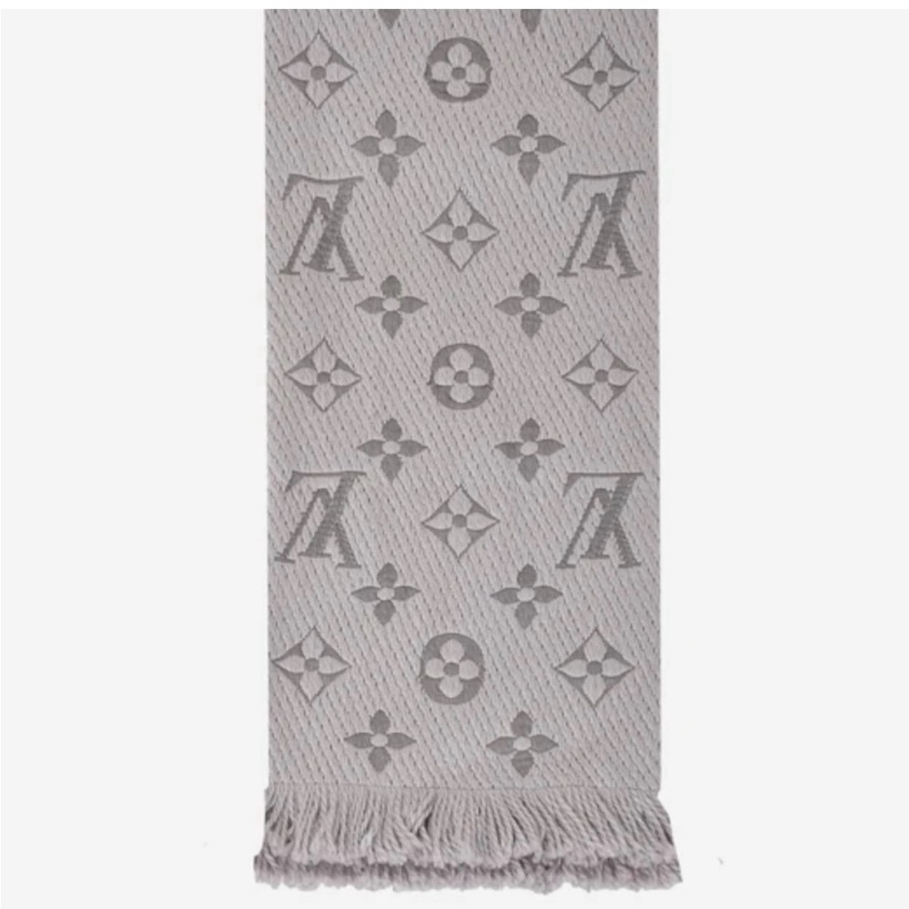 AUTHENTIC! Louis Vuitton Gray Monogram Scarf. PRICE REDUCED! Great condition! - Picture 6 of 8